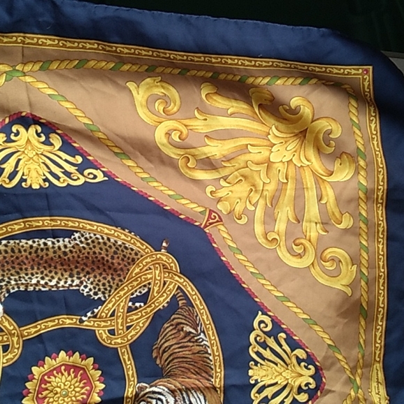 Salvatore Ferragamo Safari Tigers Gold Silk Scarf Vintage hand rolled edges - Picture 7 of 14